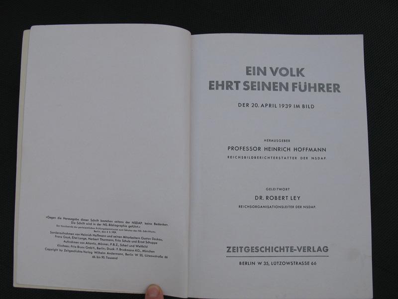 Album photos de Hoffmann intitulé EIN VOLK EHRT SEINEN FUHRER