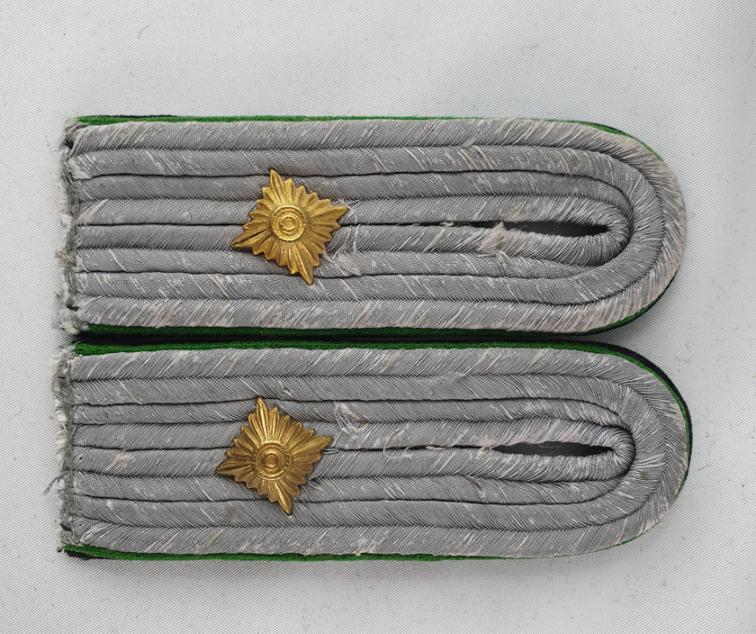 Pattes d'épaule d'un lieutenant chasseur de la Waffen SS