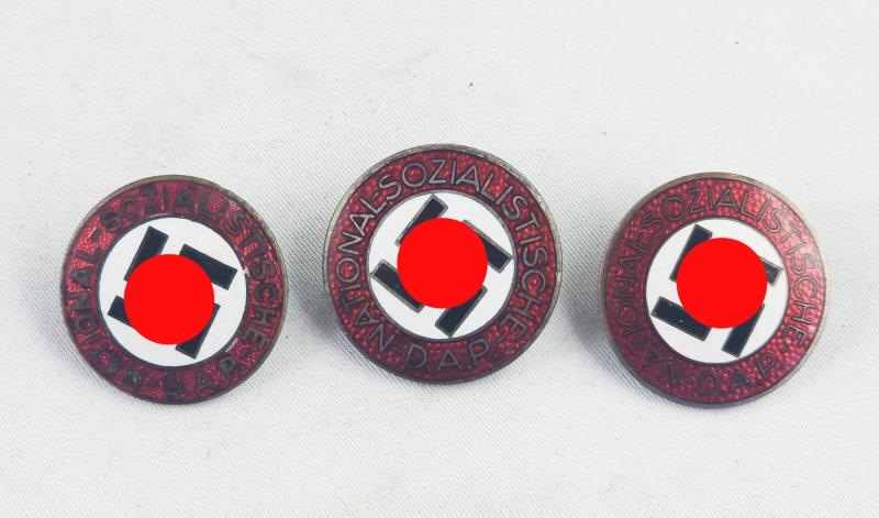 Lot de trois insignes de membre de NSDAP