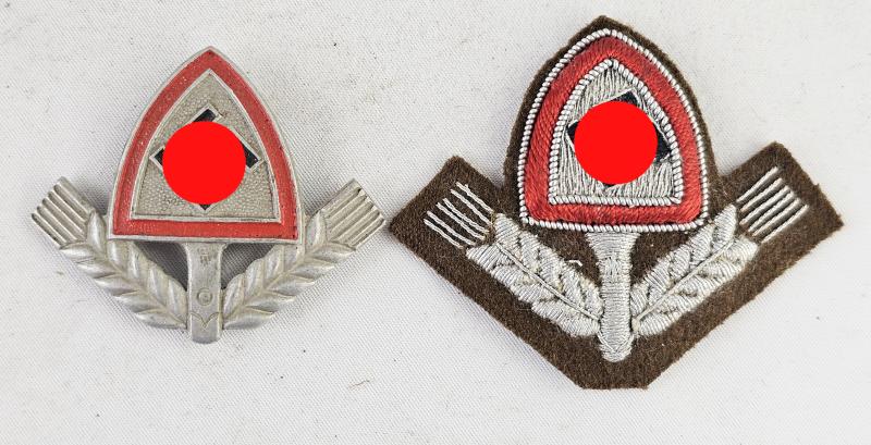 Lot de deux insignes de coiffures pour RAD